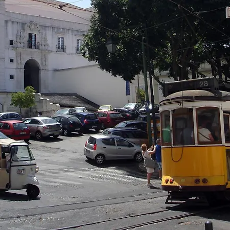 Neighbourly - Avintes House Apartment Lisbon